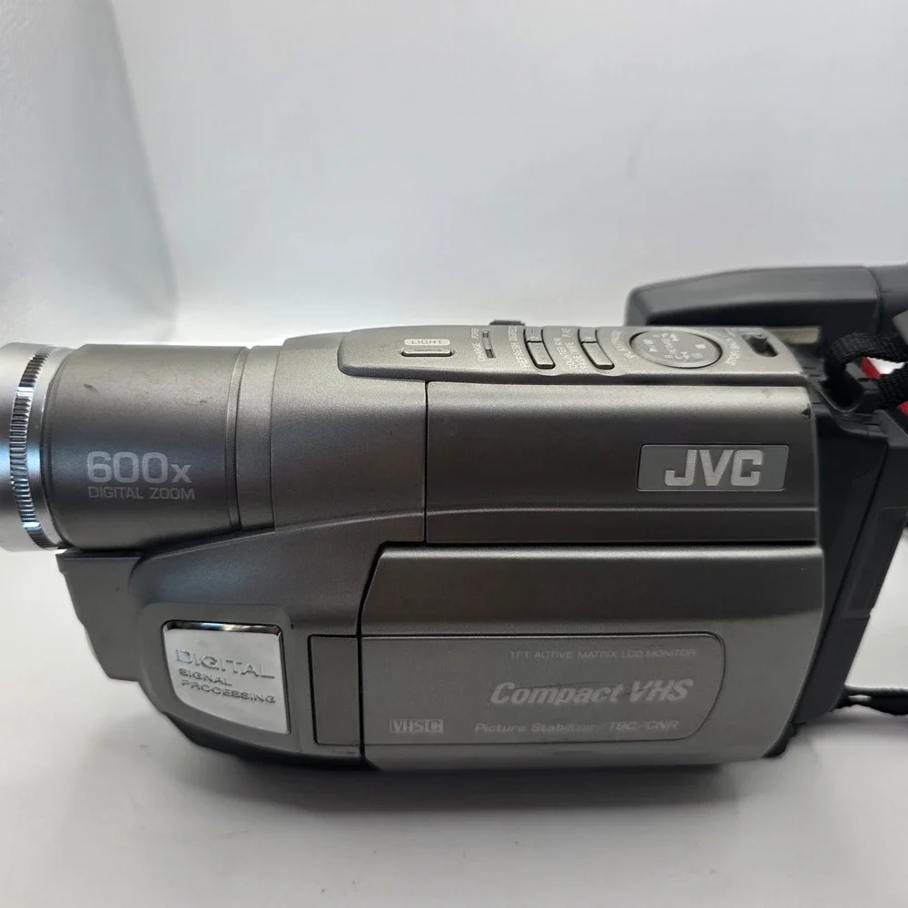 JVC VHS-C Camcorder 600x Zoom w/ Battery 3 Maxell Tapes Bag Untested